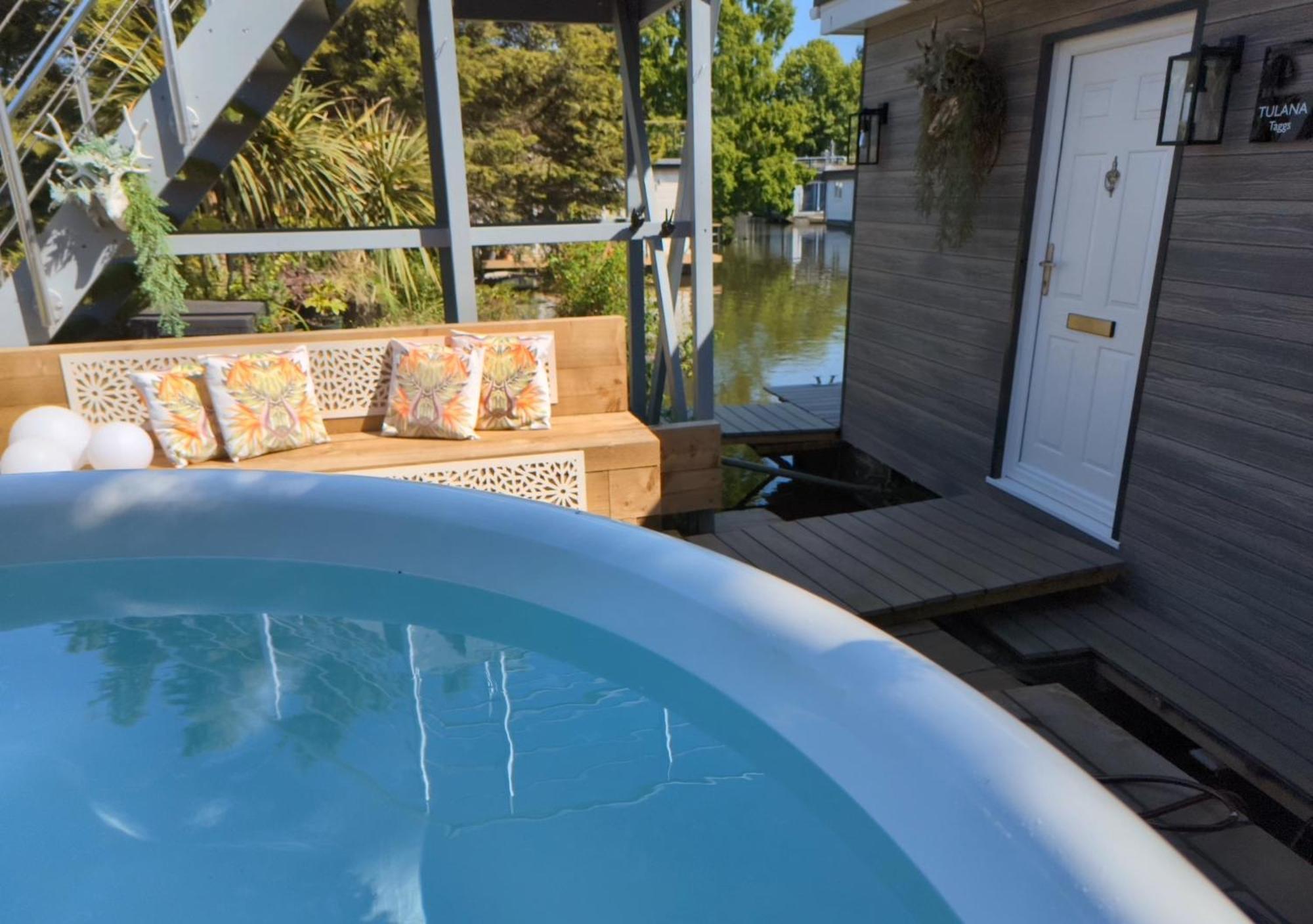 Tulana Taggs - Floating Home On Idyllic Island Hampton Hill 외부 사진